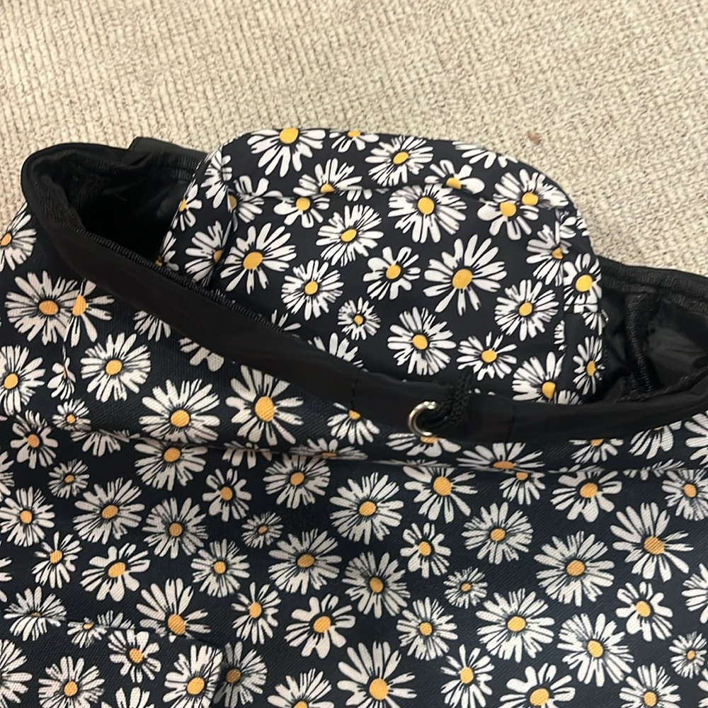 New Backpack with daisy design 🌼 Never used - Picture 7 of 7